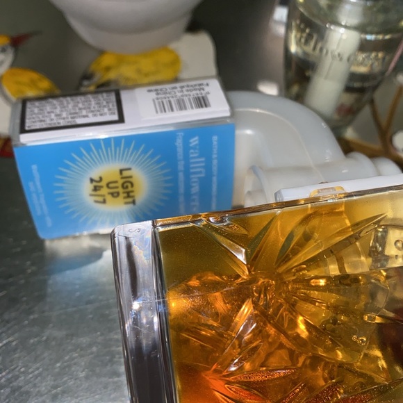 Bath and Bodyworks Wallflower plug 🔌 in and refills of Coffee and Whiskey 🥃 - Picture 7 of 7